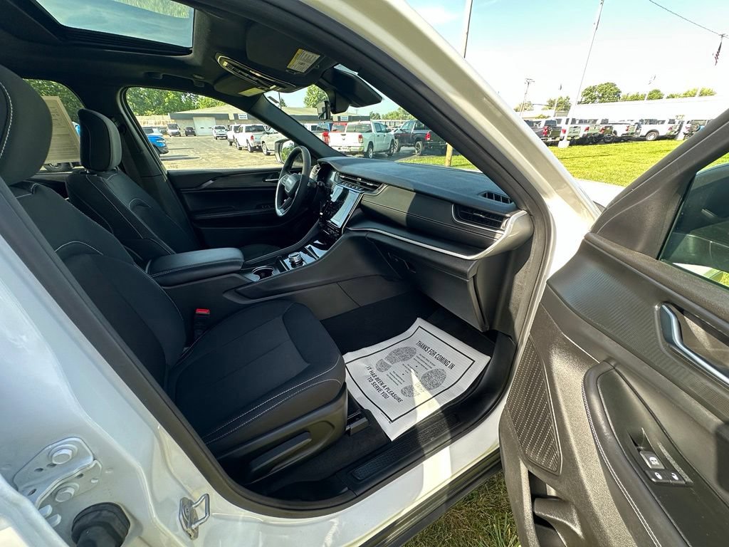 Used 2025 Jeep Grand Cherokee Laredo X AWD/4WD image 13
