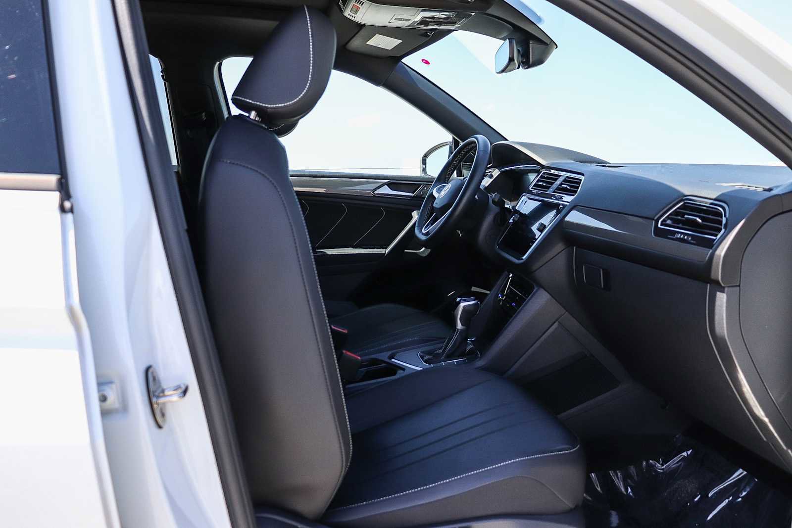 Used 2023 Volkswagen Tiguan SE R-Line FWD image 17