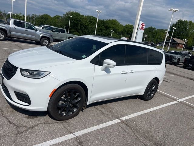 Used 2022 Chrysler Pacifica Limited w/ S Appearance Package AWD/4WD image 2