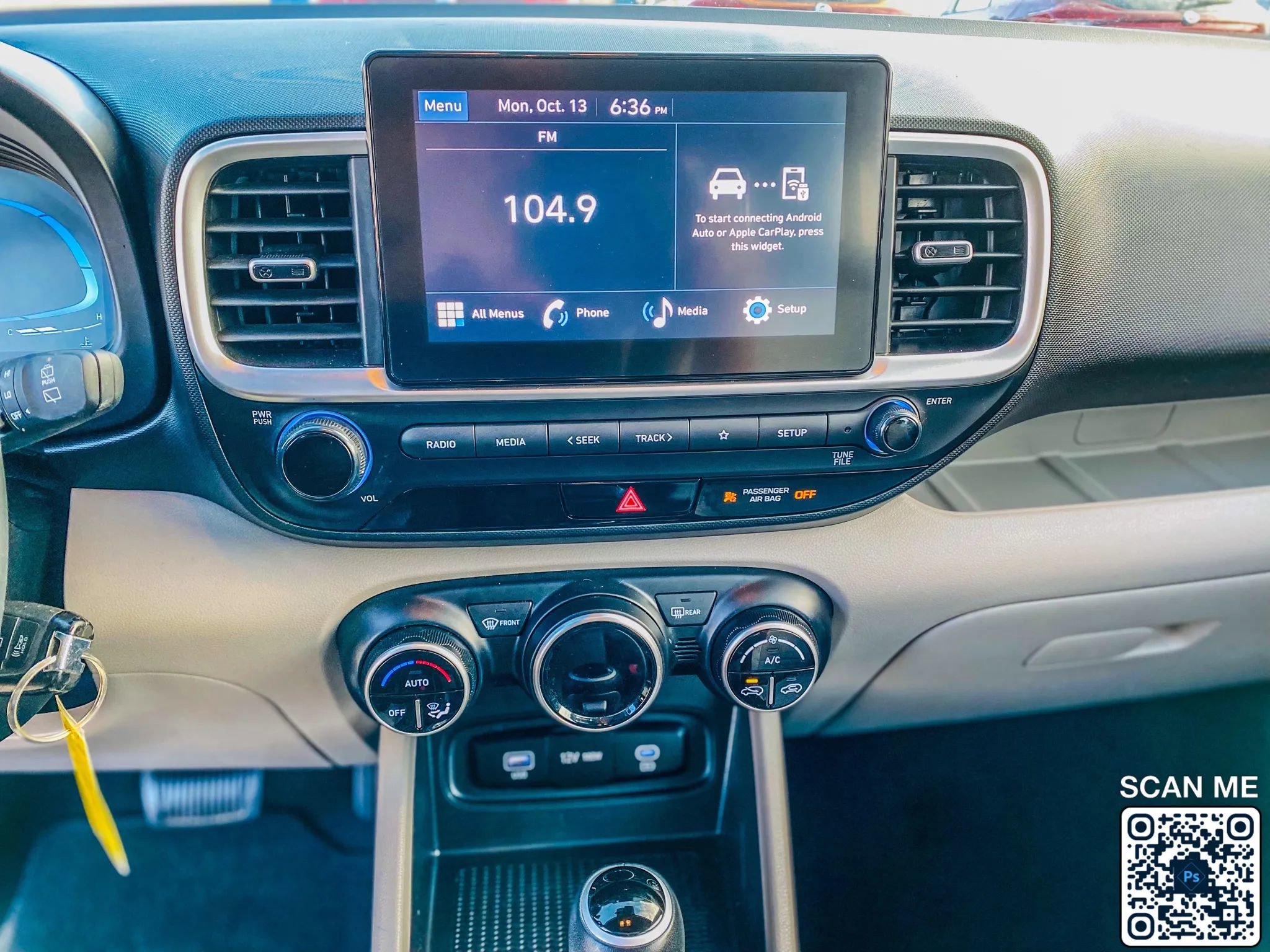 Used 2023 Hyundai Venue SEL image 23