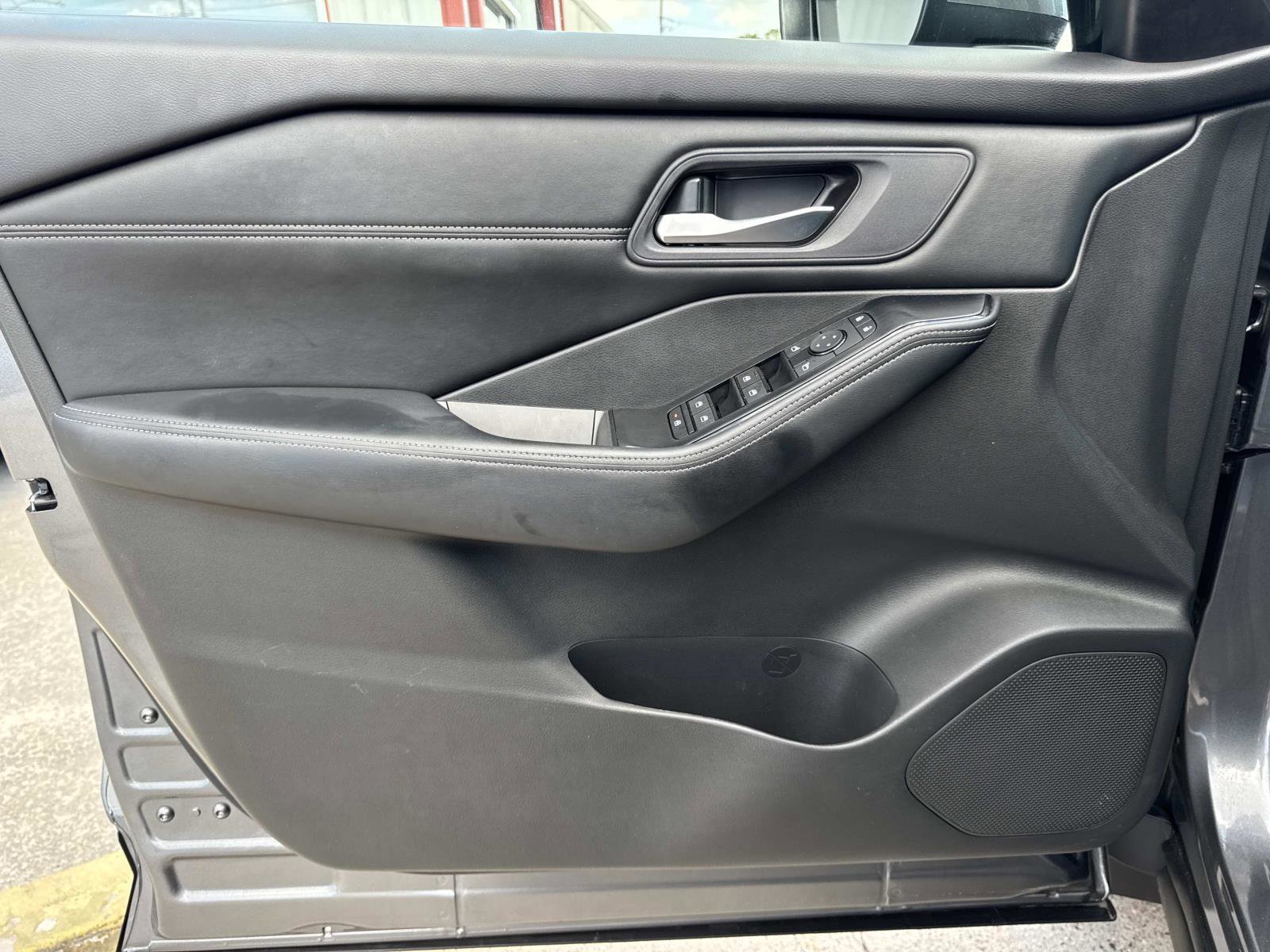 Used 2024 Nissan Rogue SV w/ SV Premium Package image 19