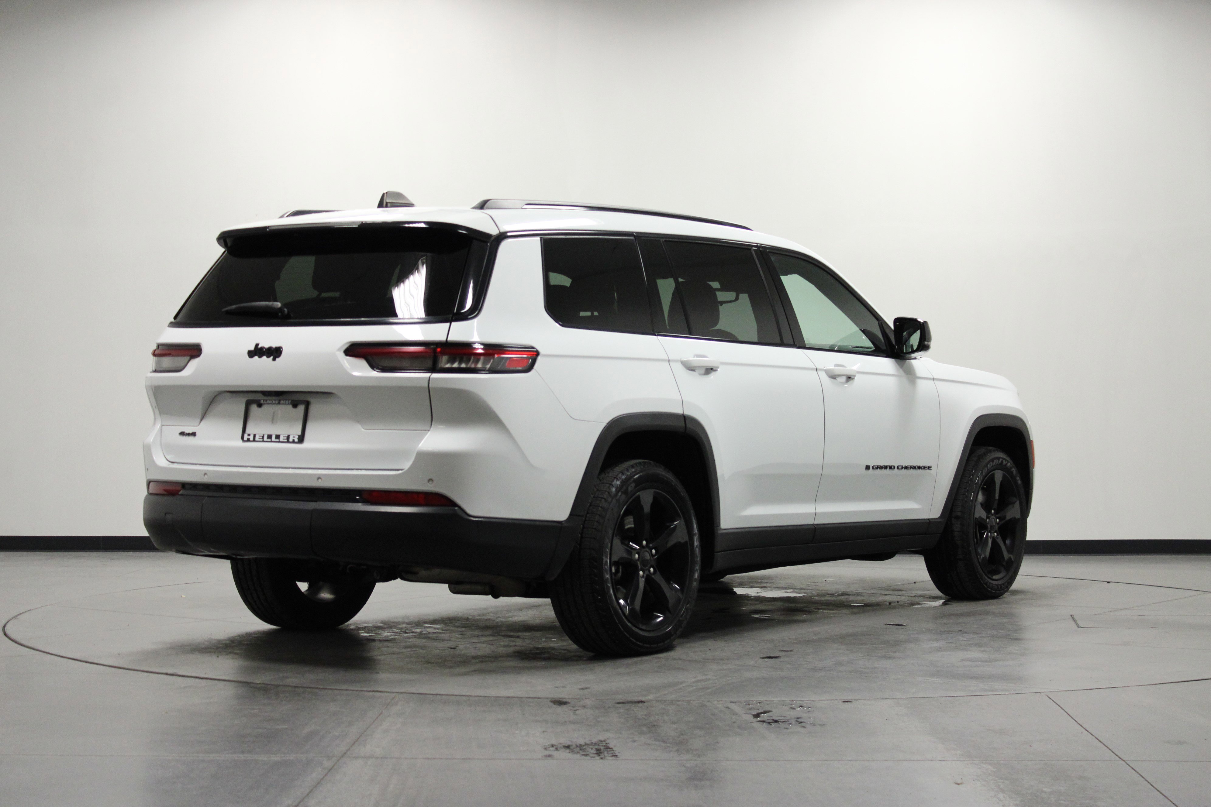 Used 2023 Jeep Grand Cherokee L Laredo image 4