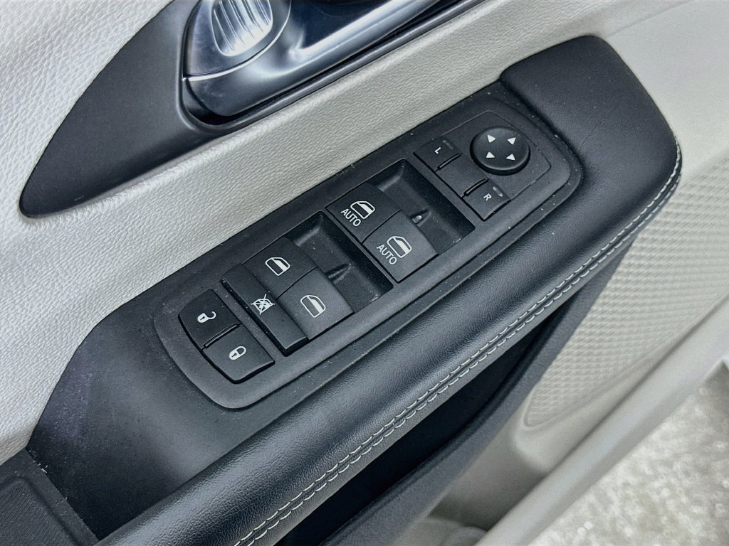Used 2024 Chrysler Pacifica Touring-L FWD image 23