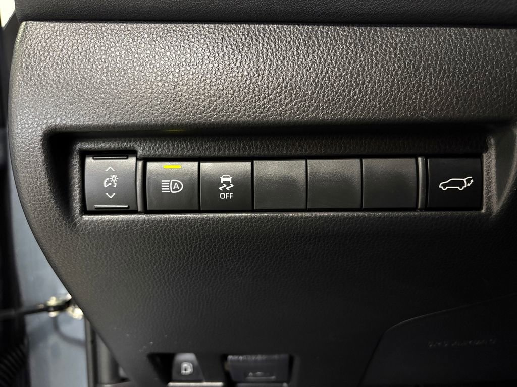 Used 2022 Toyota Venza LE image 21