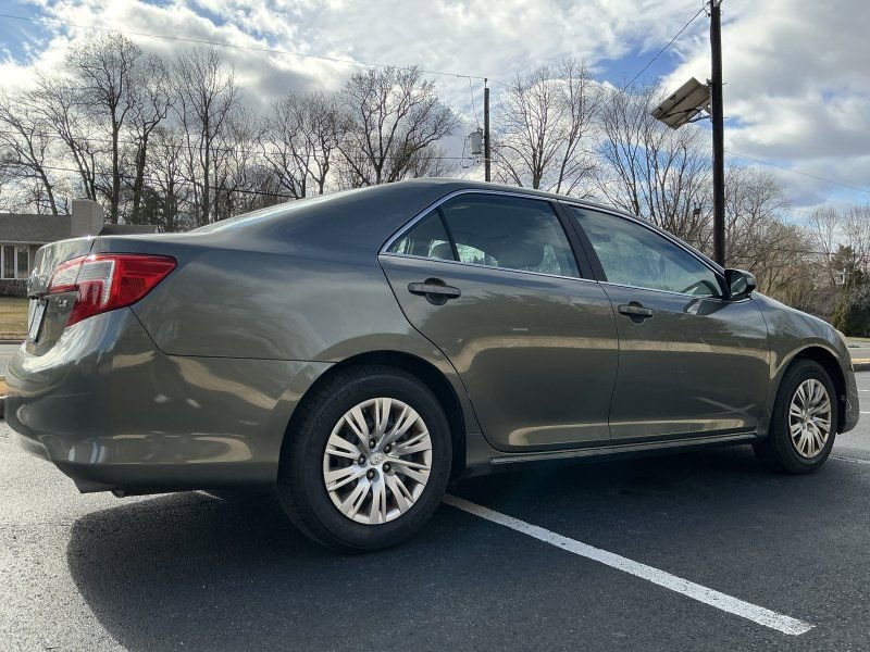 Used 2014 Toyota Camry LE image 4