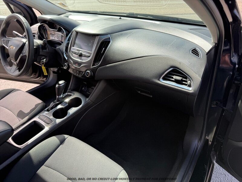 Used 2017 Chevrolet Cruze LT FWD image 19