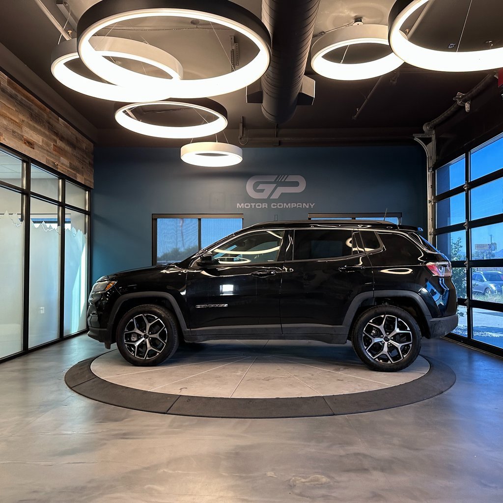 Used 2025 Jeep Compass Limited image 6