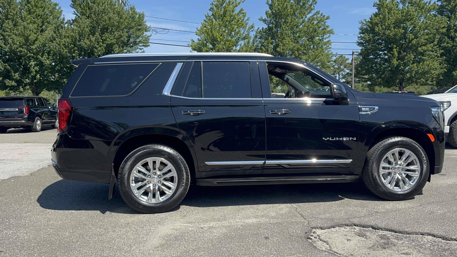 Used 2024 GMC Yukon SLT w/ SLT Luxury Package AWD/4WD image 3