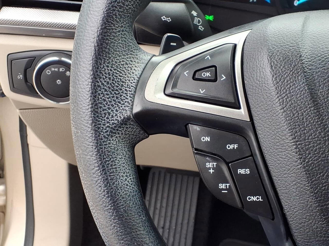 Used 2018 Ford Fusion SE w/ Fusion SE Technology Package FWD image 16