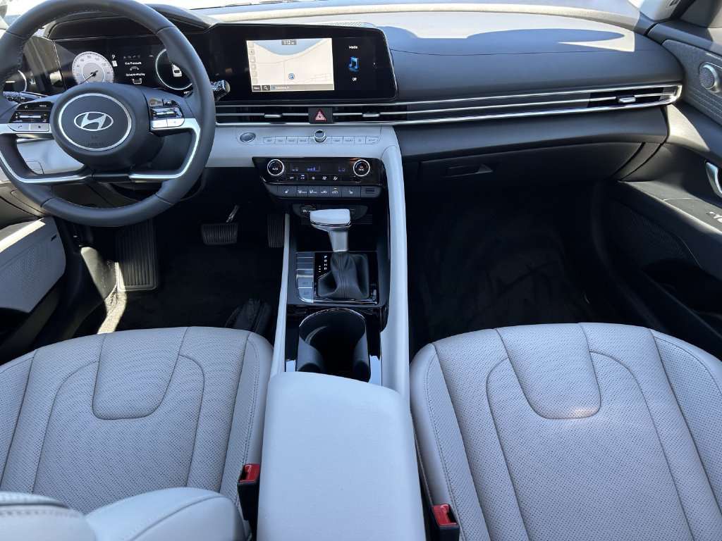 Certified 2025 Hyundai Elantra Limited FWD image 19