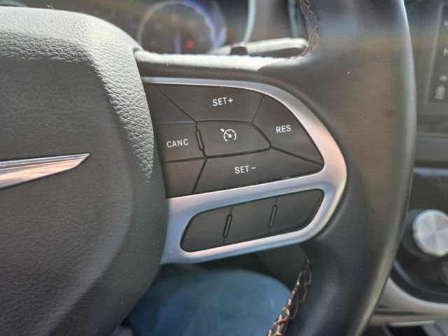 Used 2018 Chrysler Pacifica Touring-L FWD image 19