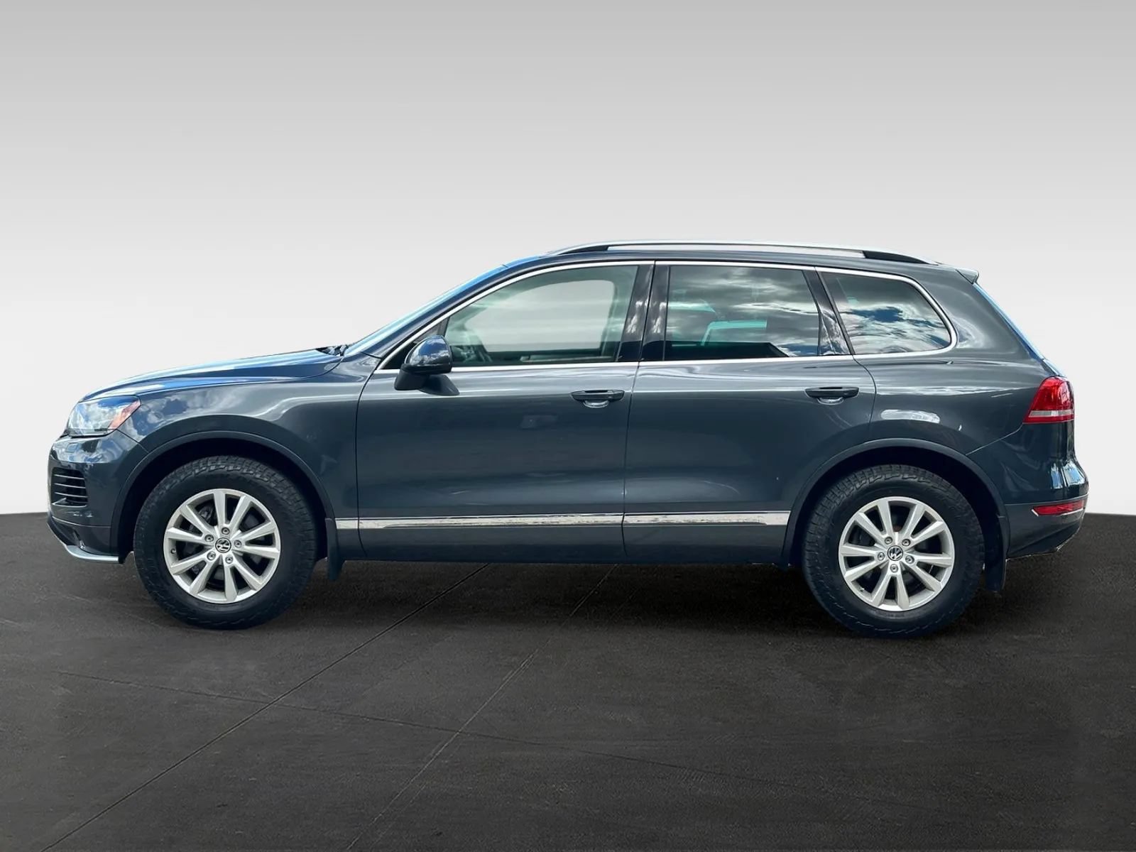 Used 2014 Volkswagen Touareg Sport AWD/4WD image 4