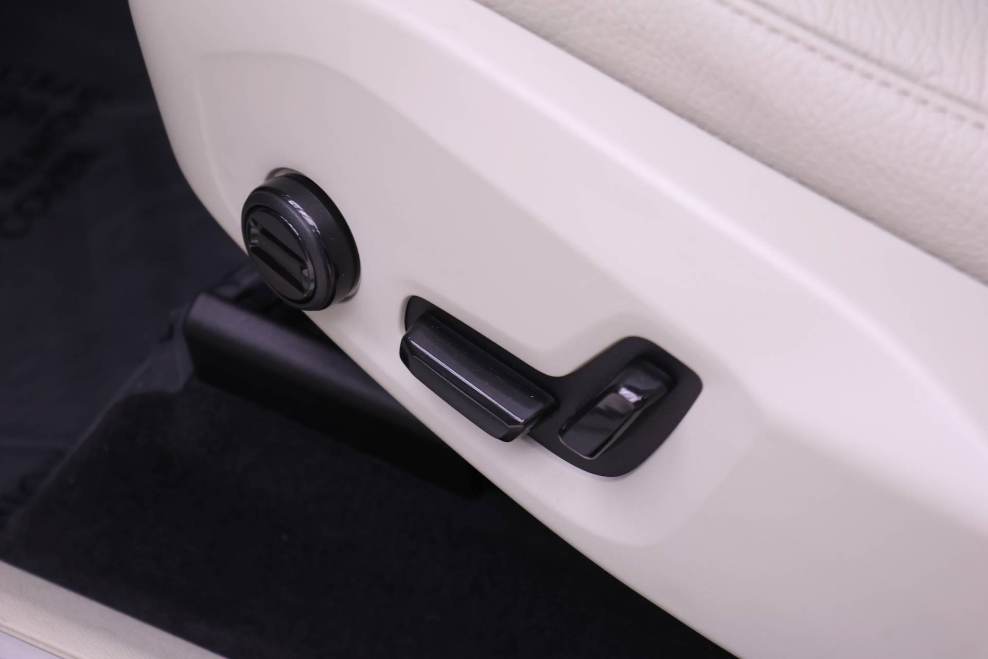 Certified 2025 Volvo XC60 B5 Core AWD/4WD image 20