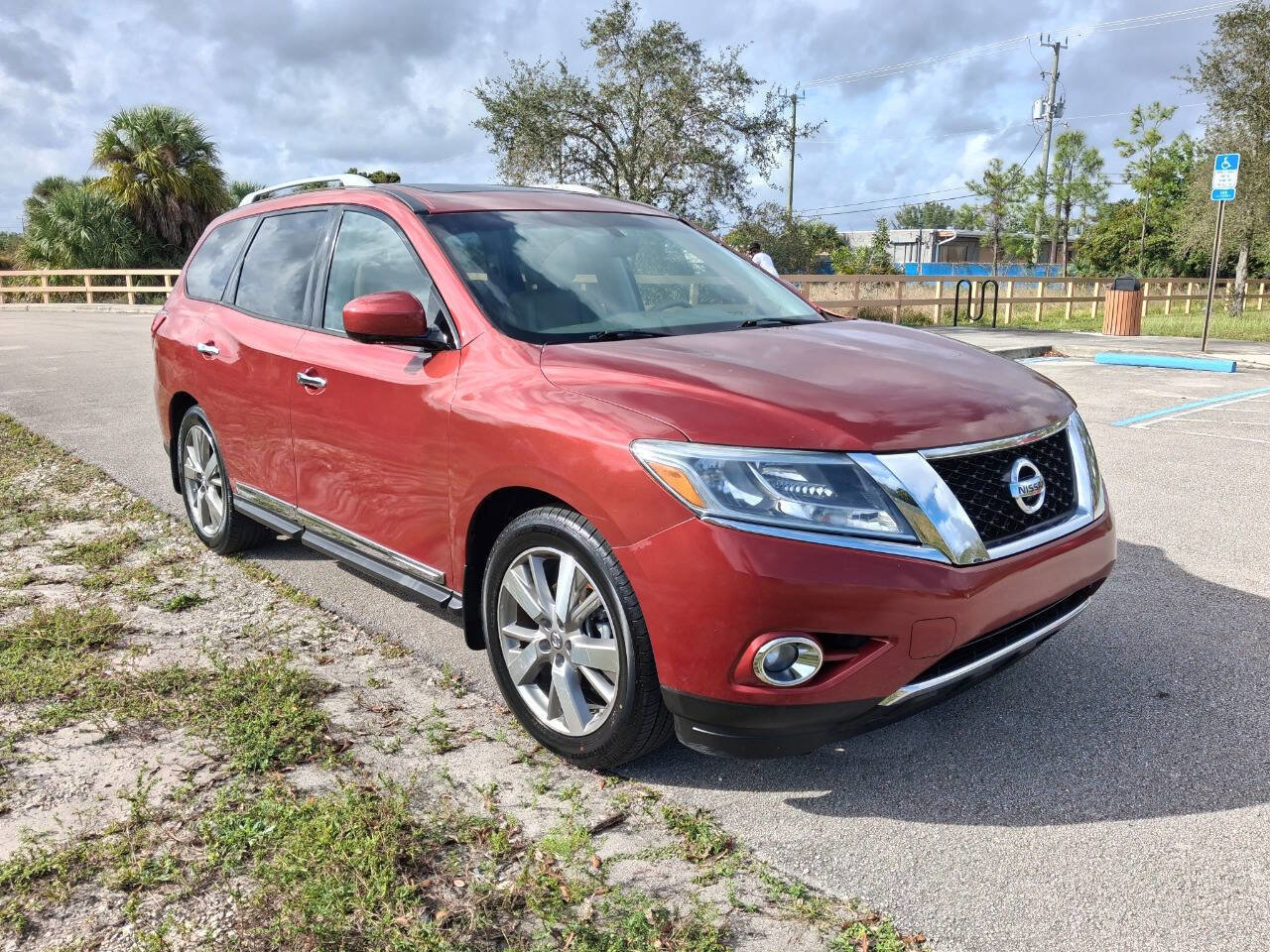 Used 2015 Nissan Pathfinder Platinum FWD image 4