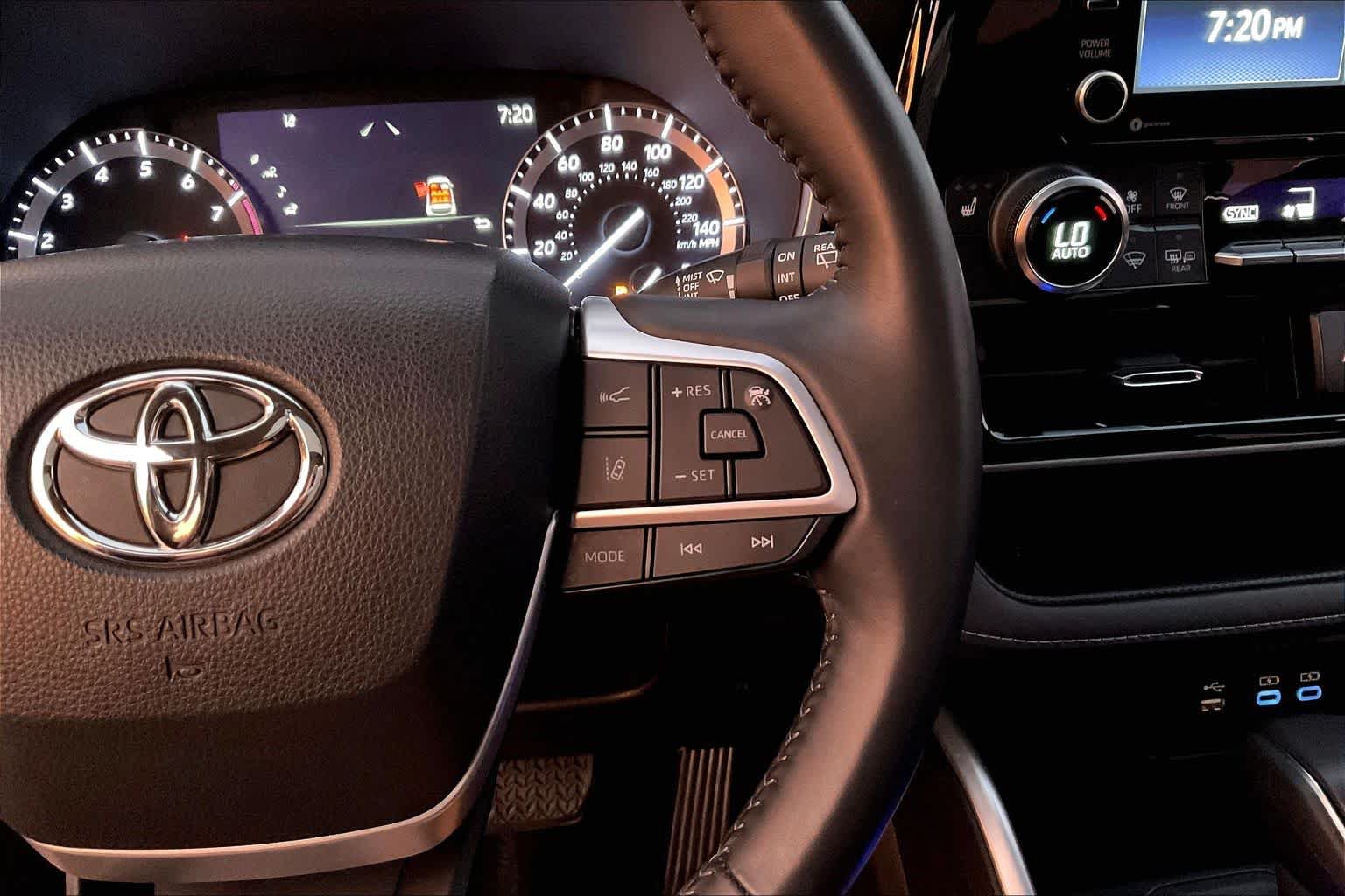 Used 2022 Toyota Highlander XLE FWD image 25