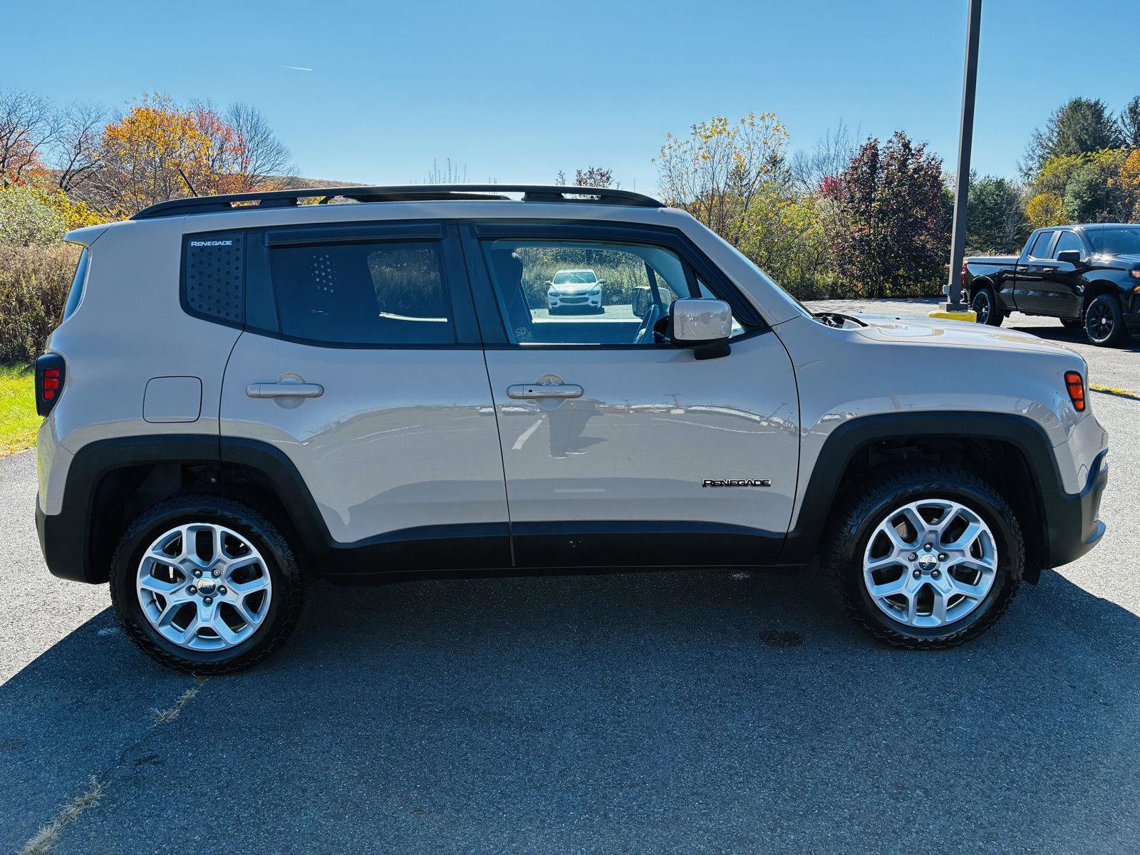 Used 2016 Jeep Renegade Latitude image 9