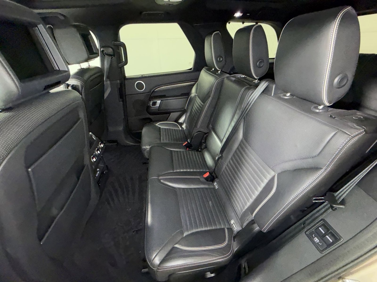 Used 2017 Land Rover Discovery HSE image 25