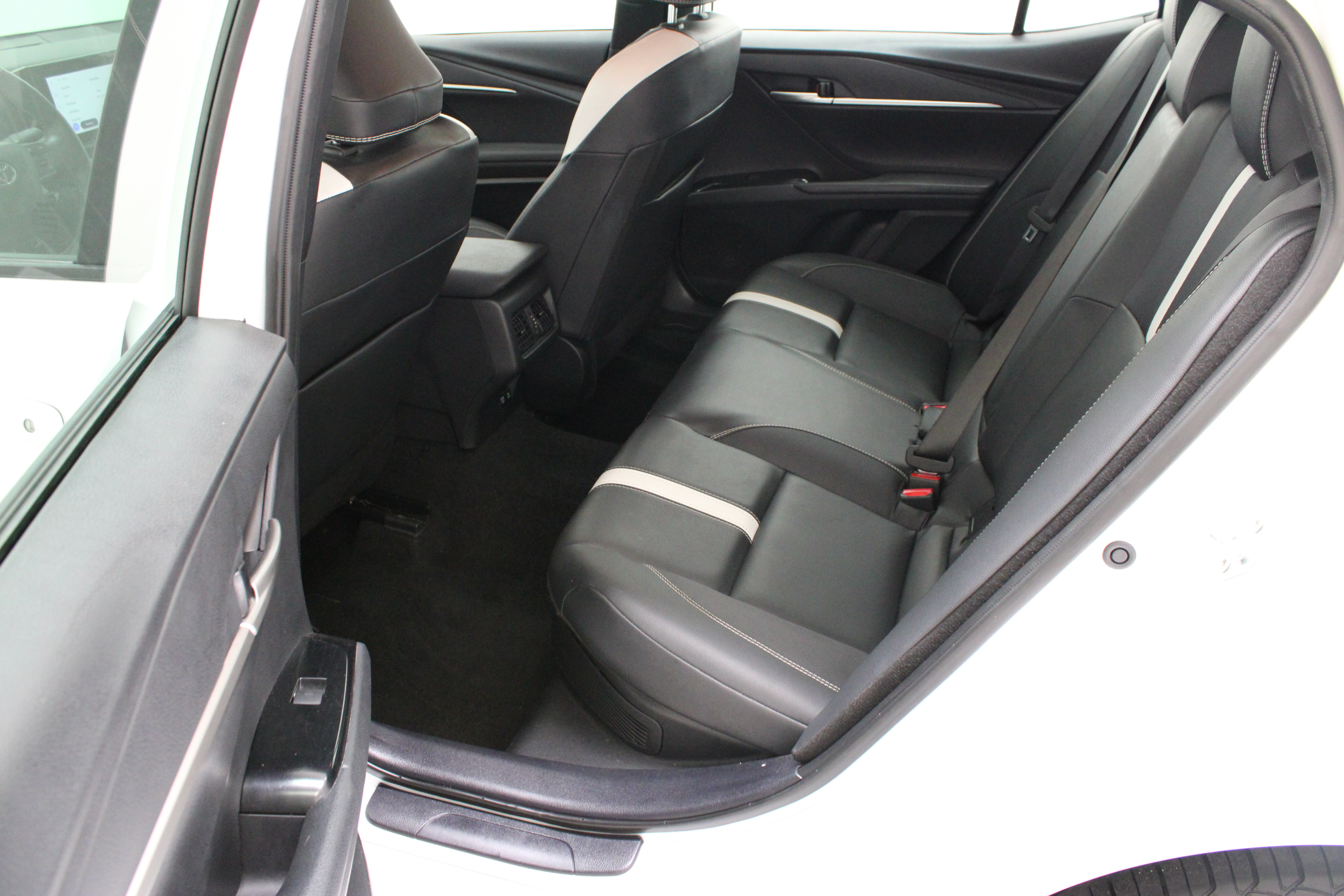Used 2025 Toyota Camry SE FWD image 28