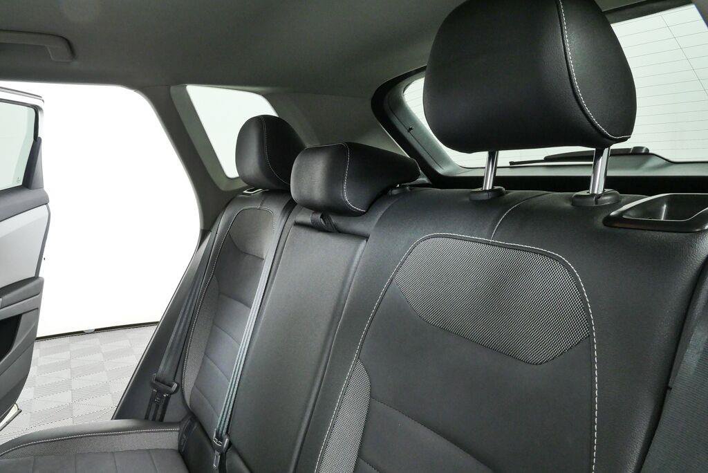 Certified 2023 Volkswagen Taos SE FWD image 19