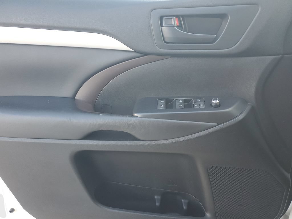 Used 2018 Toyota Highlander Plus FWD image 18