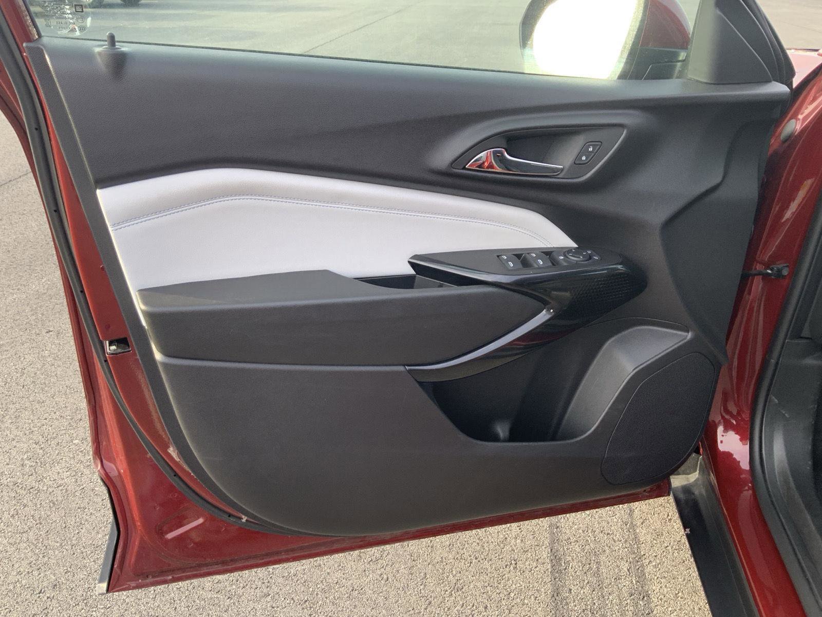 Used 2025 Chevrolet Trax LT w/ LT Convenience Package image 18