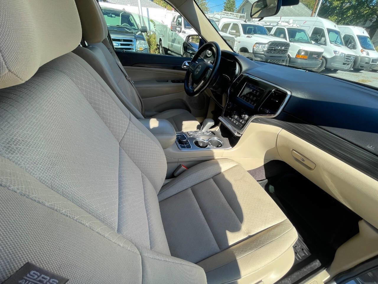 Used 2019 Jeep Grand Cherokee Laredo image 34