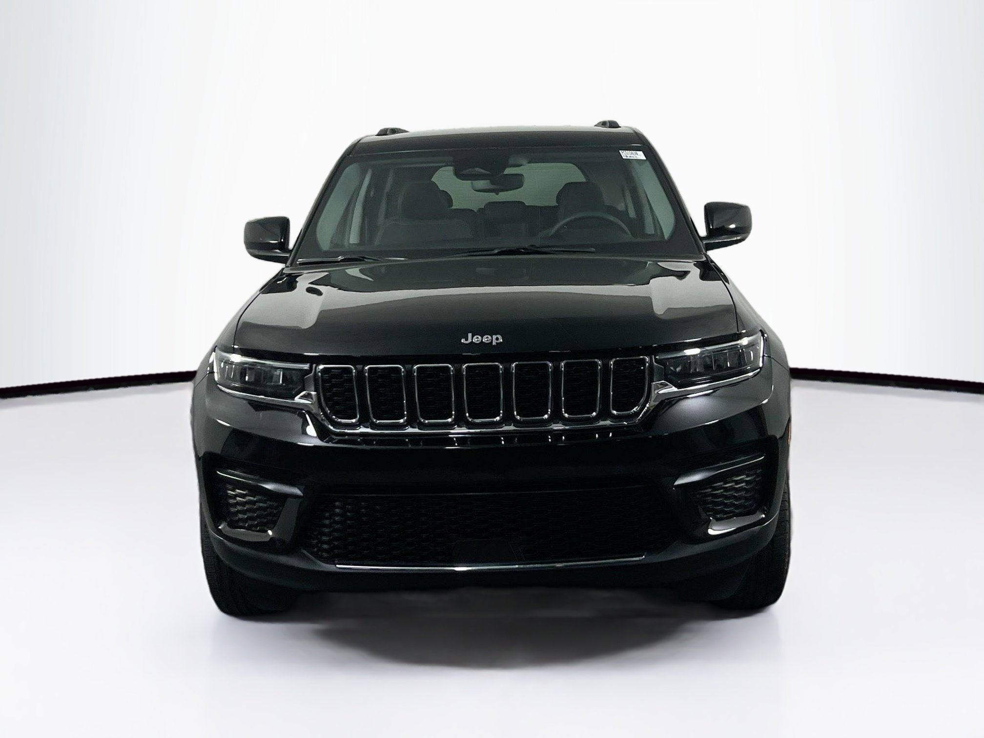 Used 2023 Jeep Grand Cherokee Laredo image 2