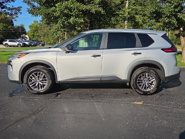 Used 2024 Nissan Rogue S AWD/4WD image 3