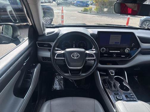 Used 2024 Toyota Highlander Limited AWD/4WD image 13