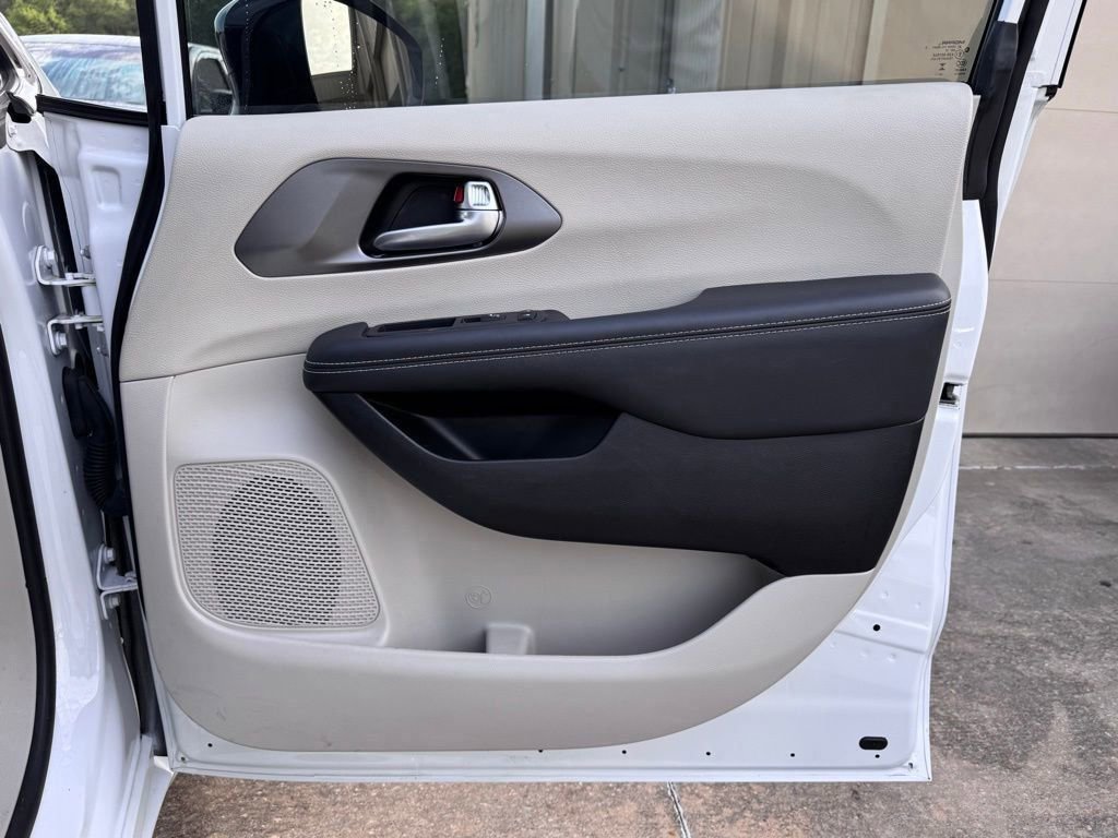 Used 2024 Chrysler Pacifica Limited FWD image 23