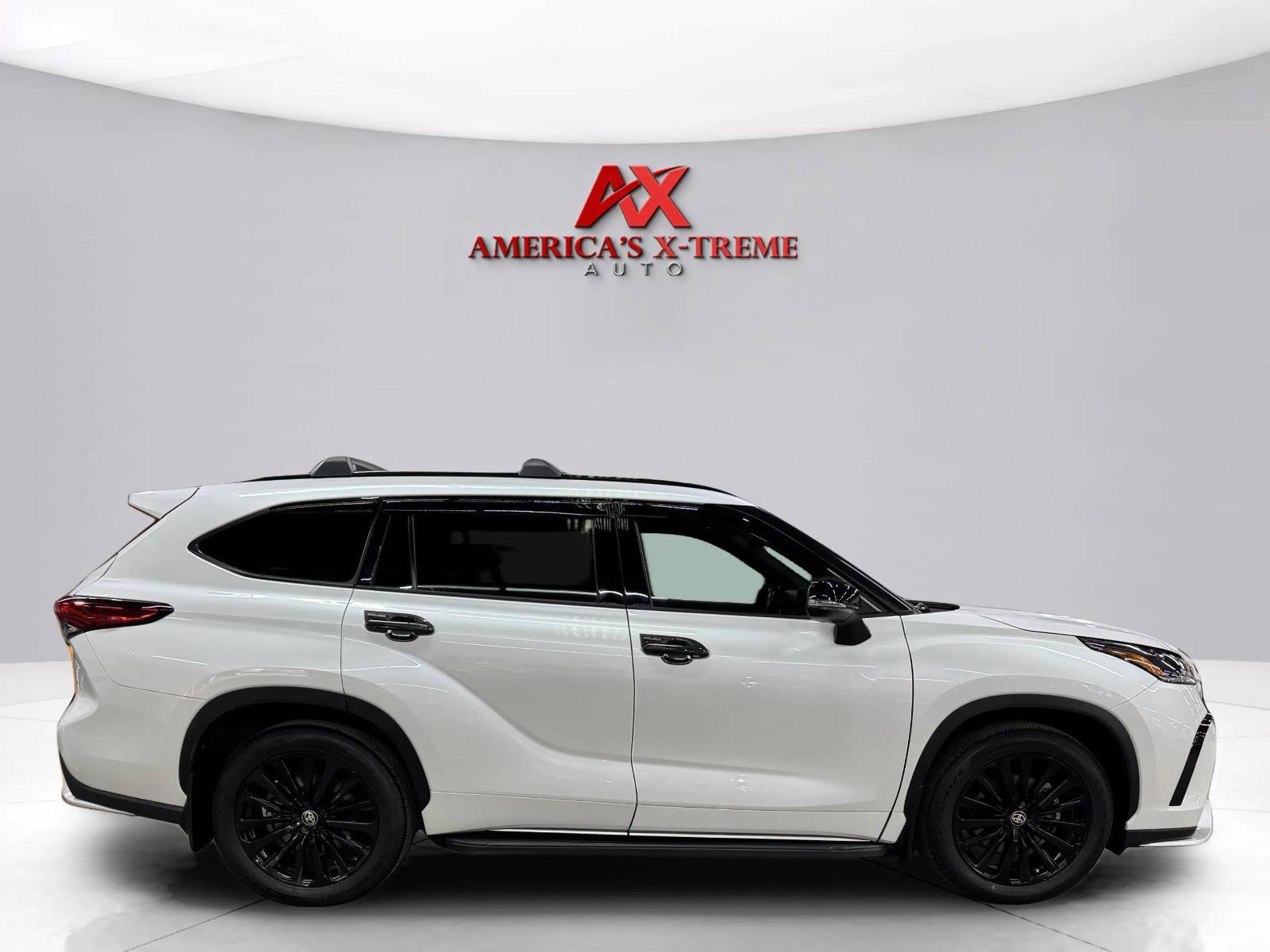 Used 2023 Toyota Highlander XSE AWD/4WD image 8