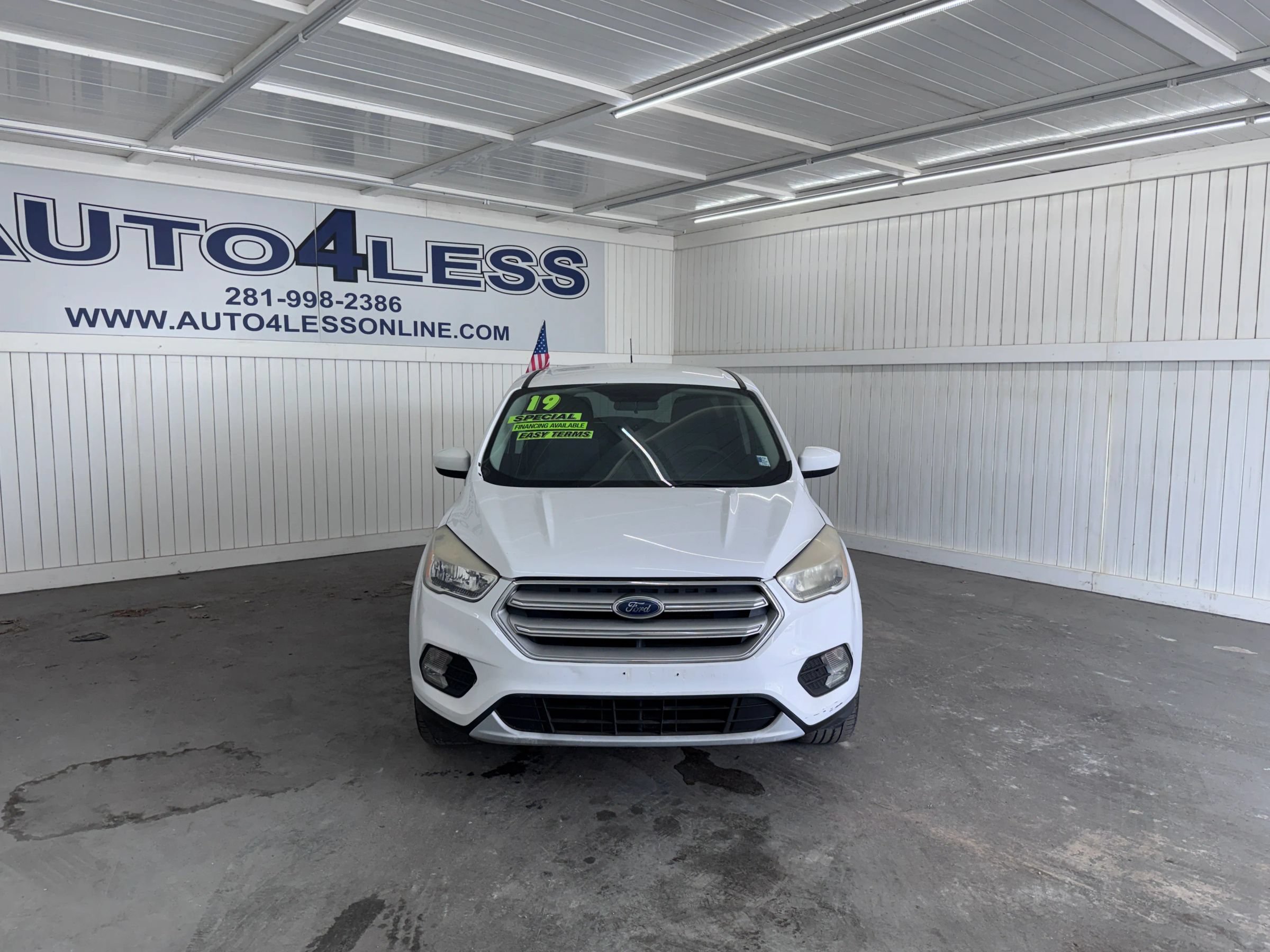 Used 2019 Ford Escape SE FWD image 2