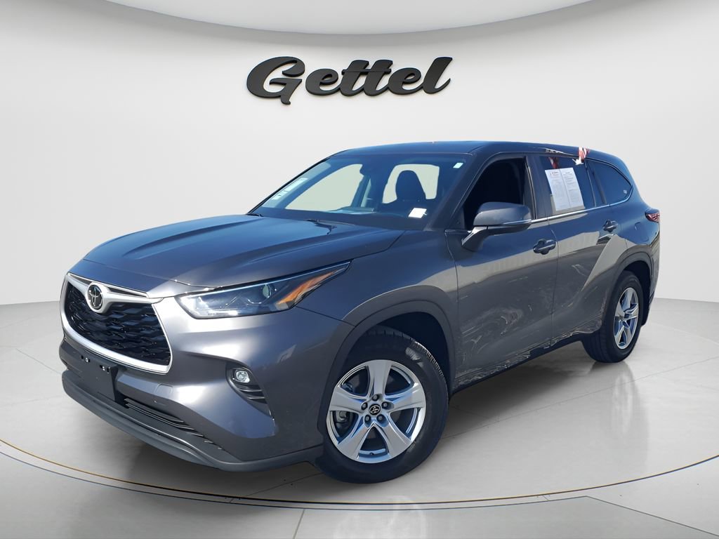 Used 2023 Toyota Highlander LE image 1