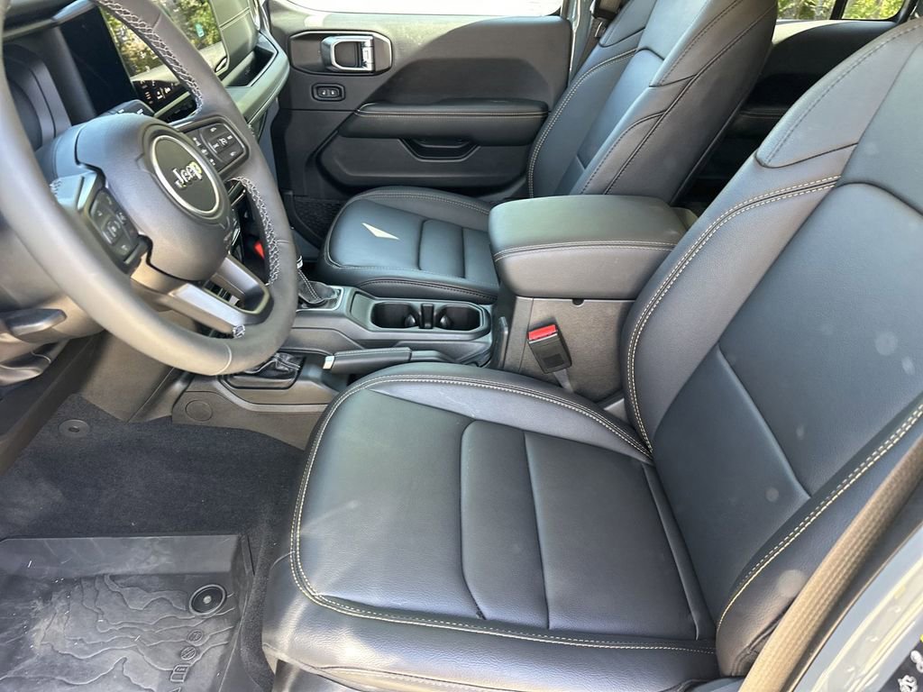 Used 2025 Jeep Gladiator Sport AWD/4WD image 16
