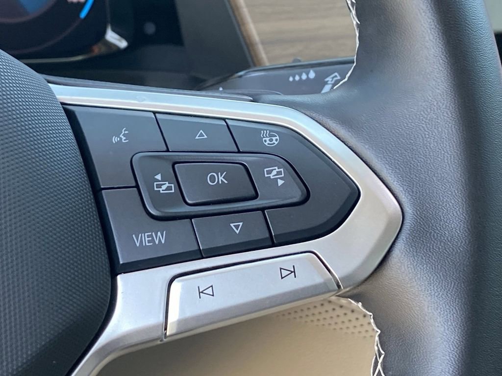 Used 2025 Volkswagen Atlas SE image 28