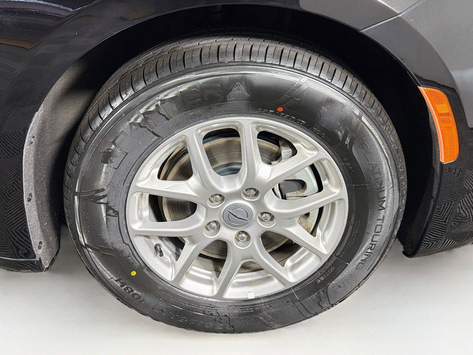 Used 2024 Chrysler Pacifica Touring-L FWD image 36