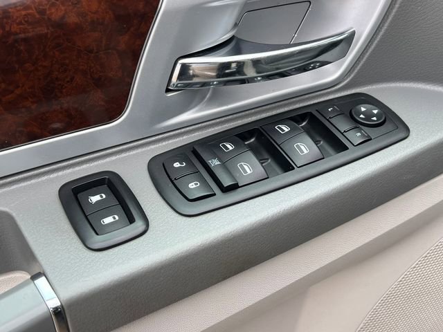 Used 2010 Chrysler Town & Country Touring w/ Safetytec Group image 14