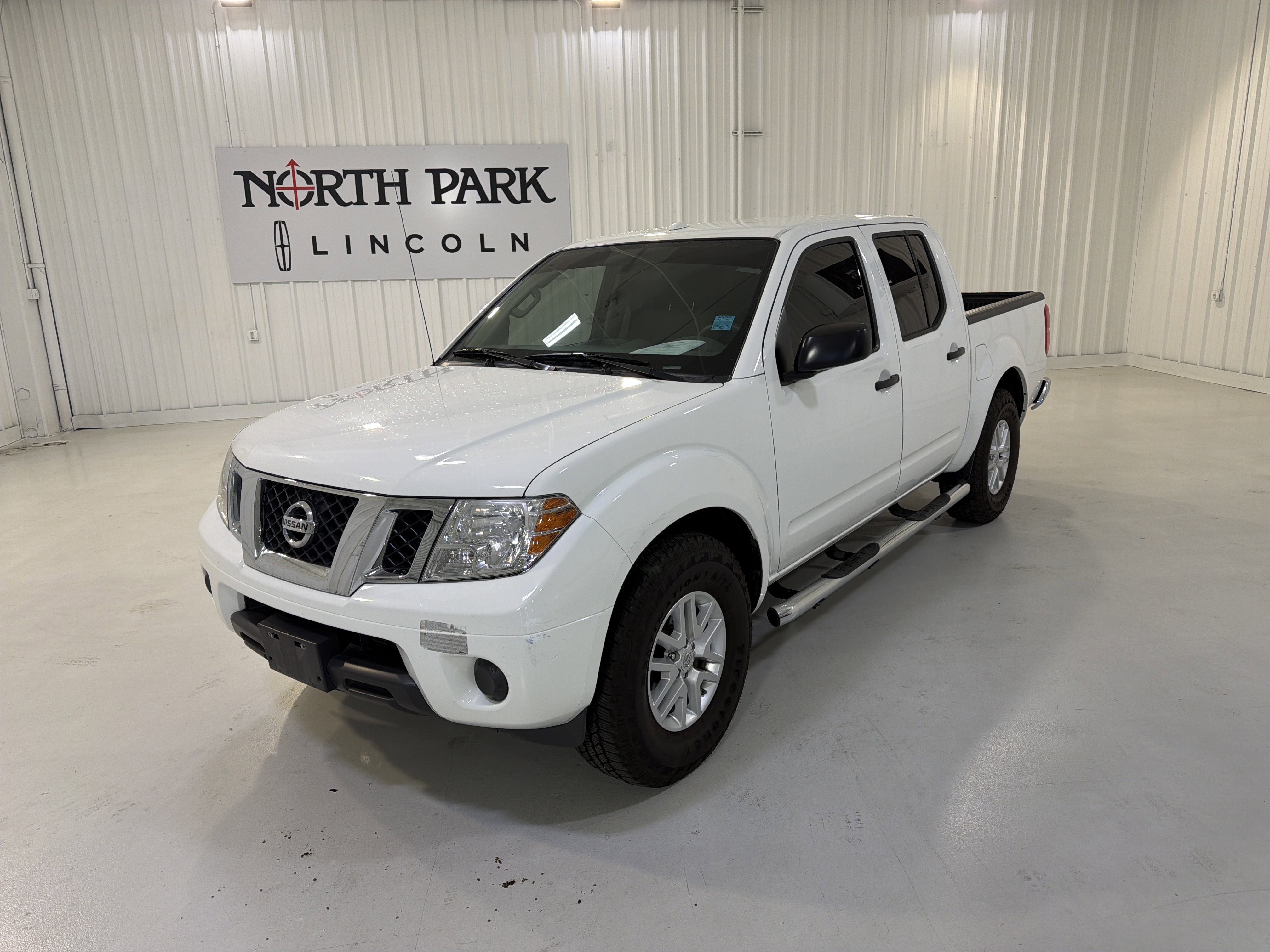 Used 2015 Nissan Frontier SV RWD image 1