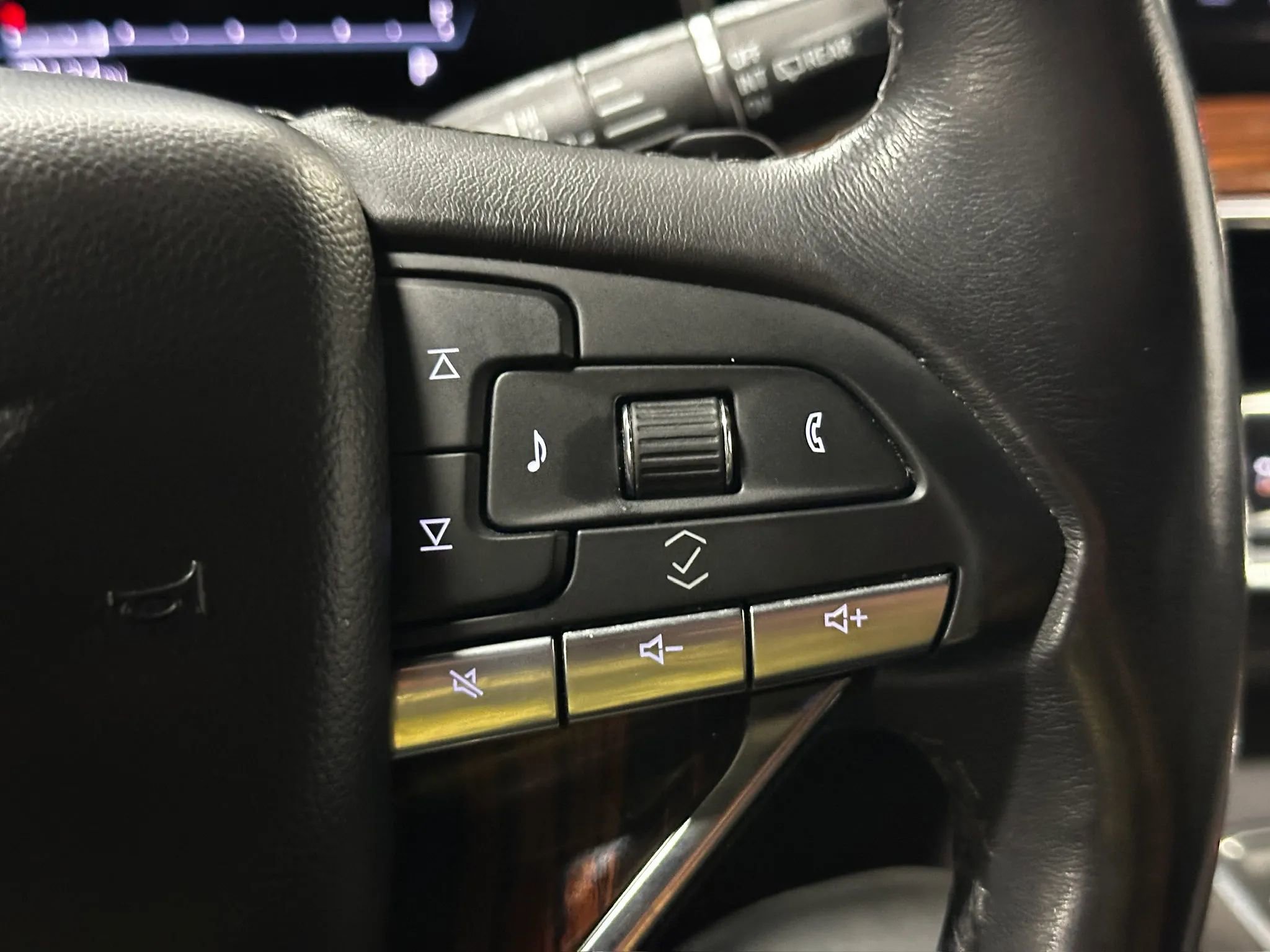 Used 2023 Cadillac Escalade ESV Luxury RWD image 35