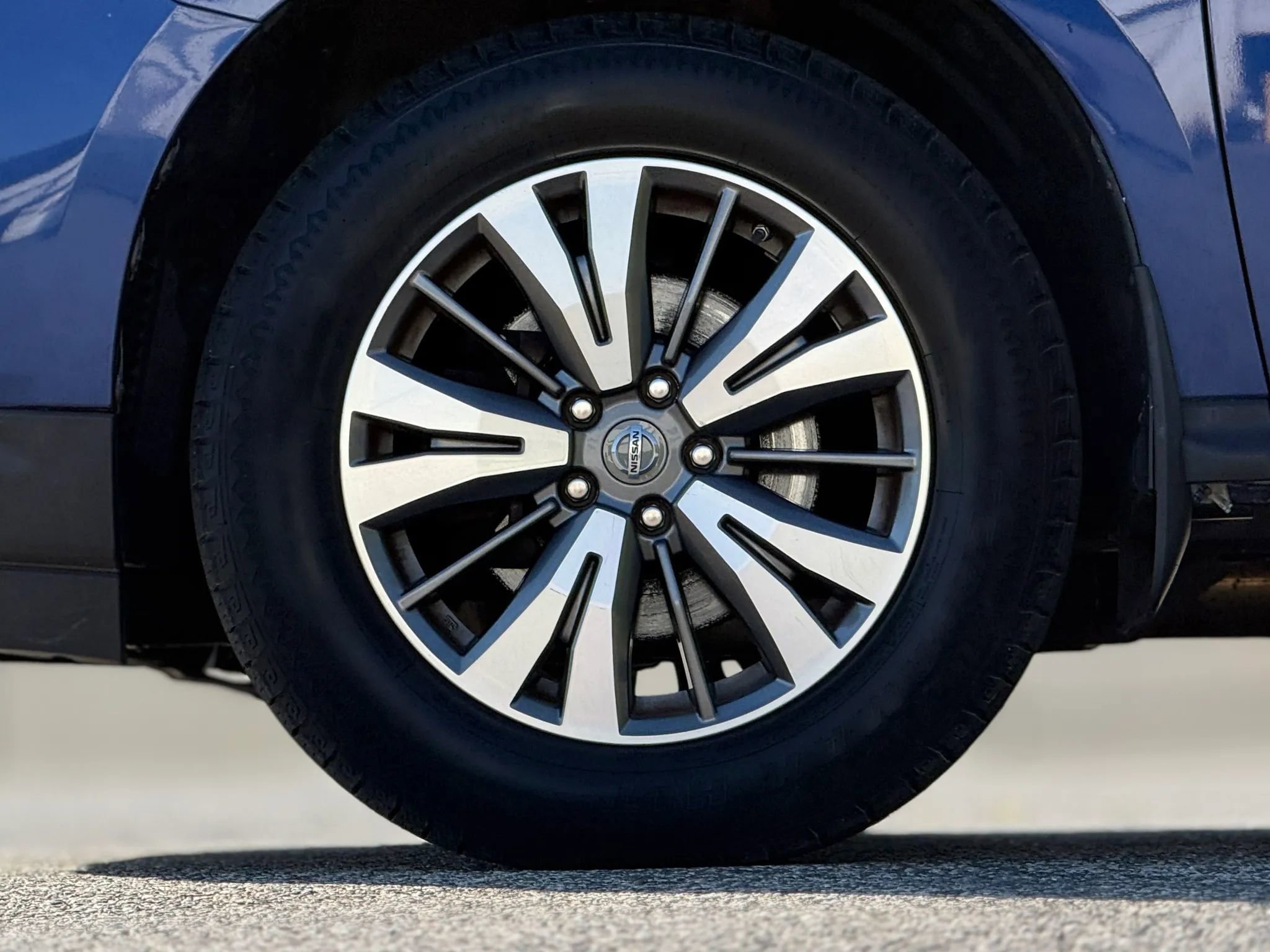 Used 2017 Nissan Pathfinder SV image 30