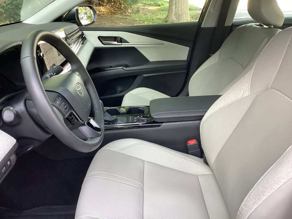 Used 2026 Toyota Camry XLE FWD image 3