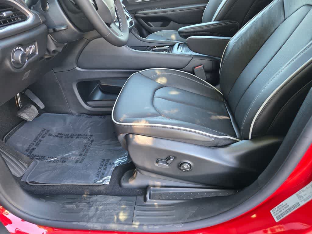 New 2027 Chrysler Pacifica Limited AWD/4WD image 18
