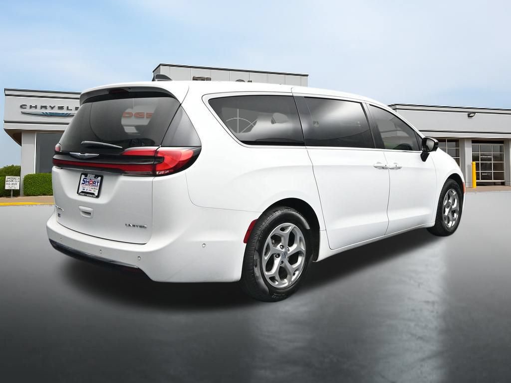 Used 2024 Chrysler Pacifica Limited w/ Uconnect Theater Family Group FWD image 5