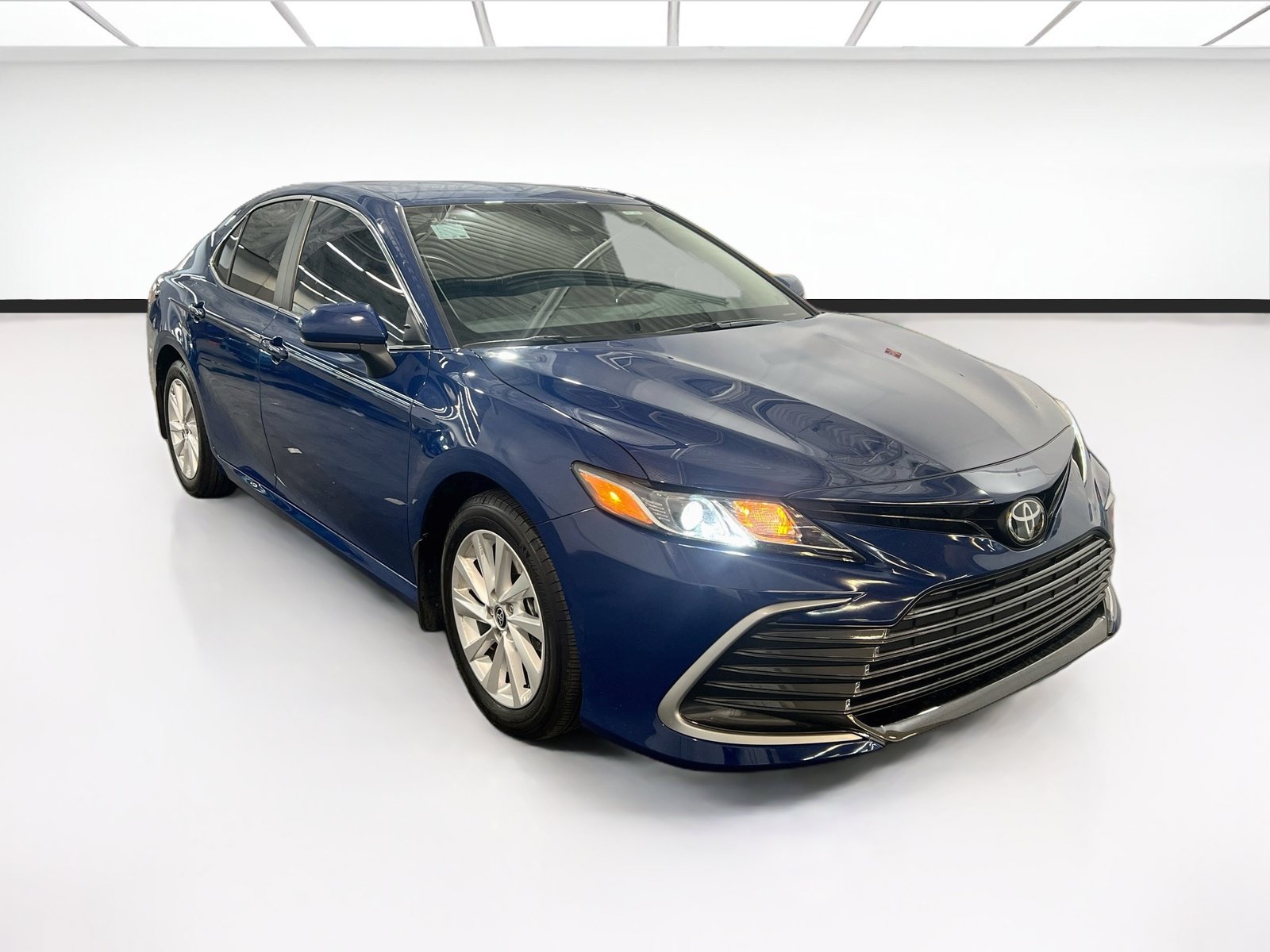 Used 2024 Toyota Camry LE FWD image 3