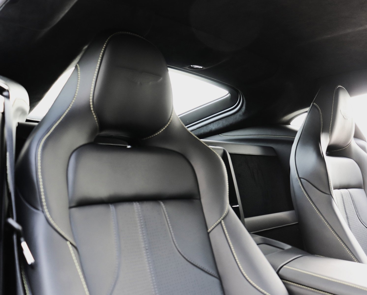New 2025 Aston Martin V8 Vantage Coupe image 19