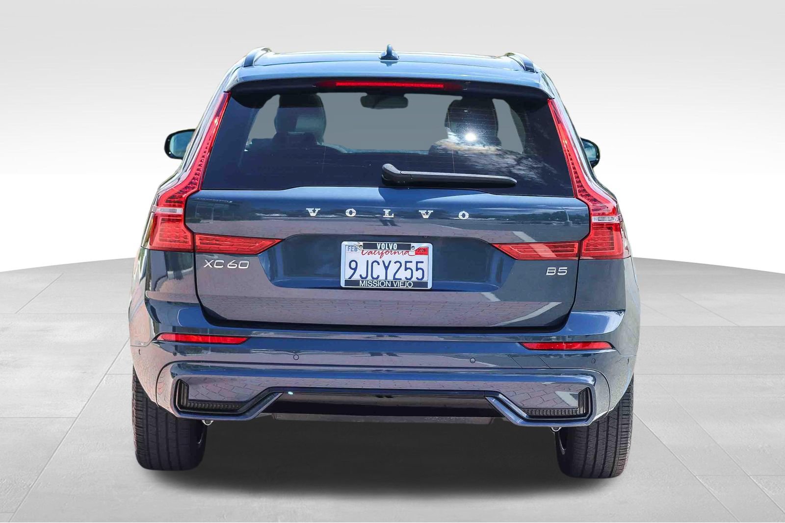 Used 2023 Volvo XC60 B5 Plus w/ Climate Package FWD image 7