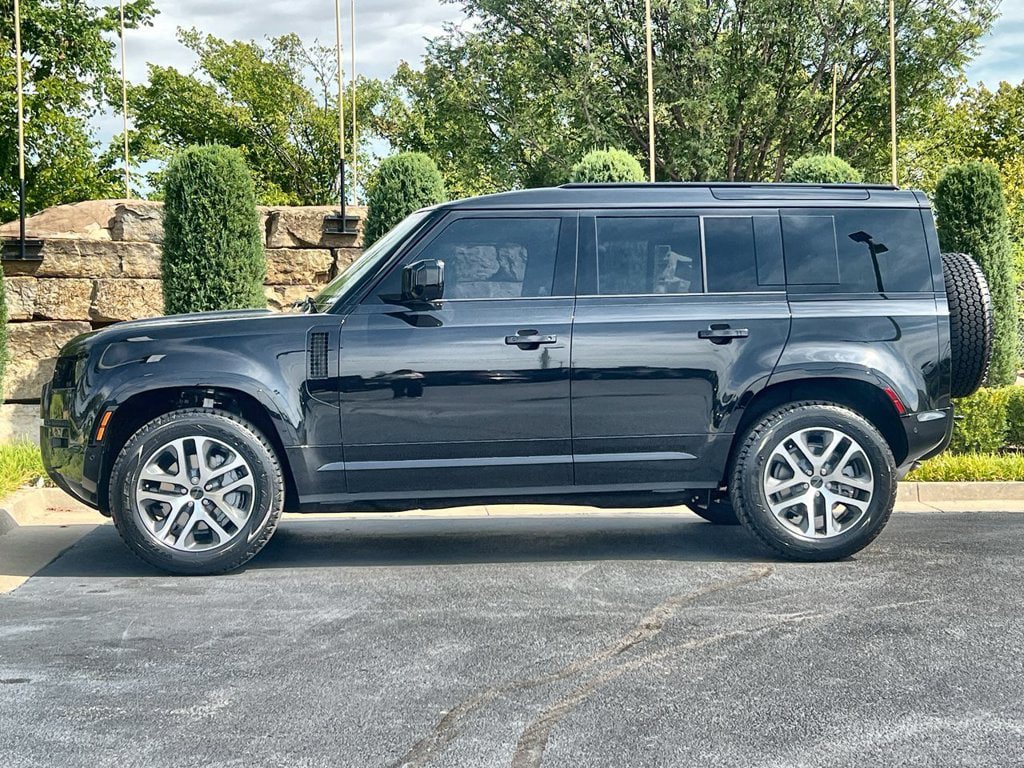 New 2026 Land Rover Defender 110 X-Dynamic SE AWD/4WD image 2
