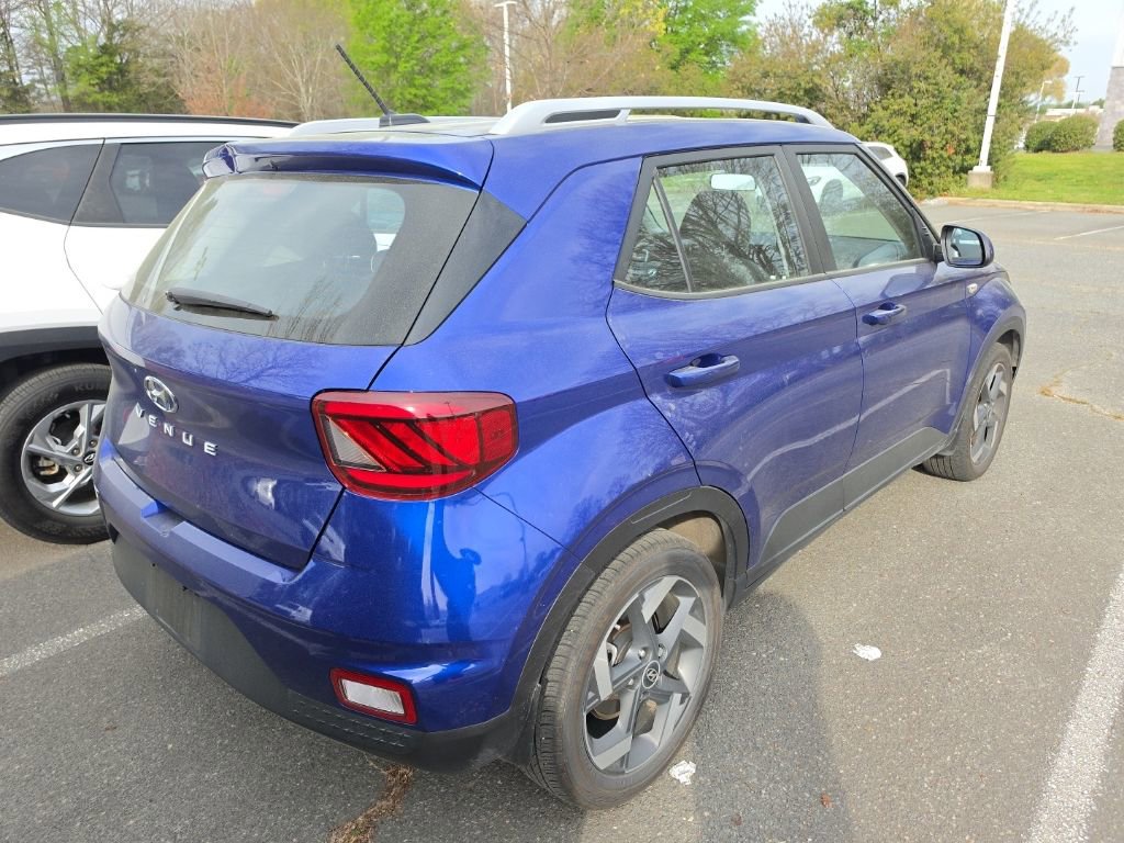 Used 2023 Hyundai Venue Limited image 3