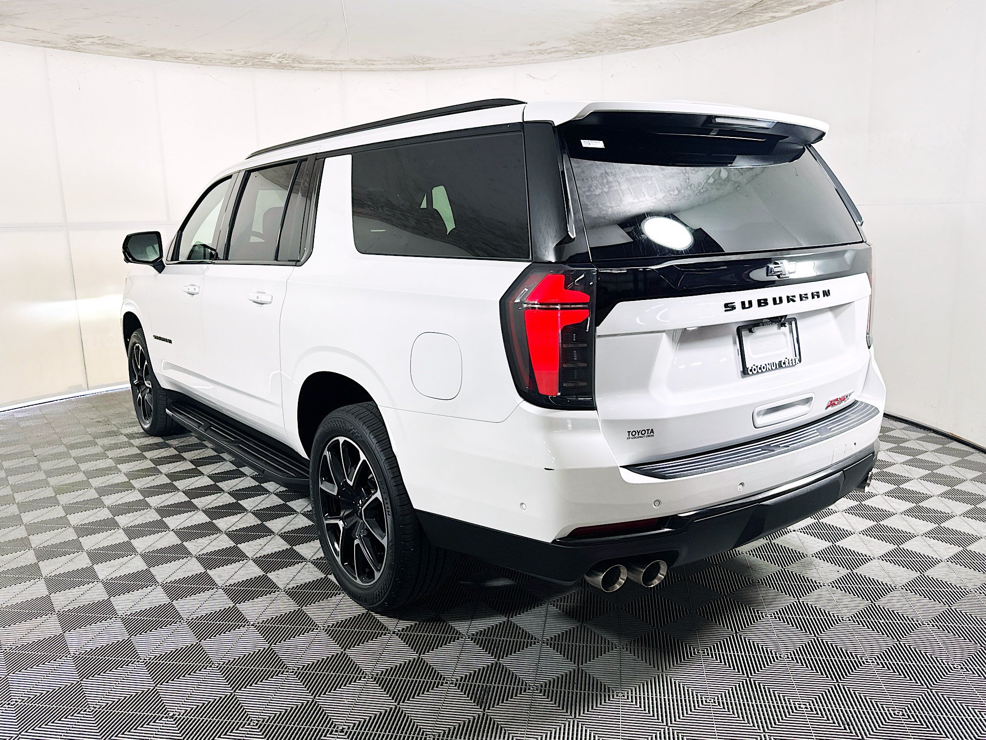 Used 2025 Chevrolet Suburban RST w/ Comfort Package RWD image 5