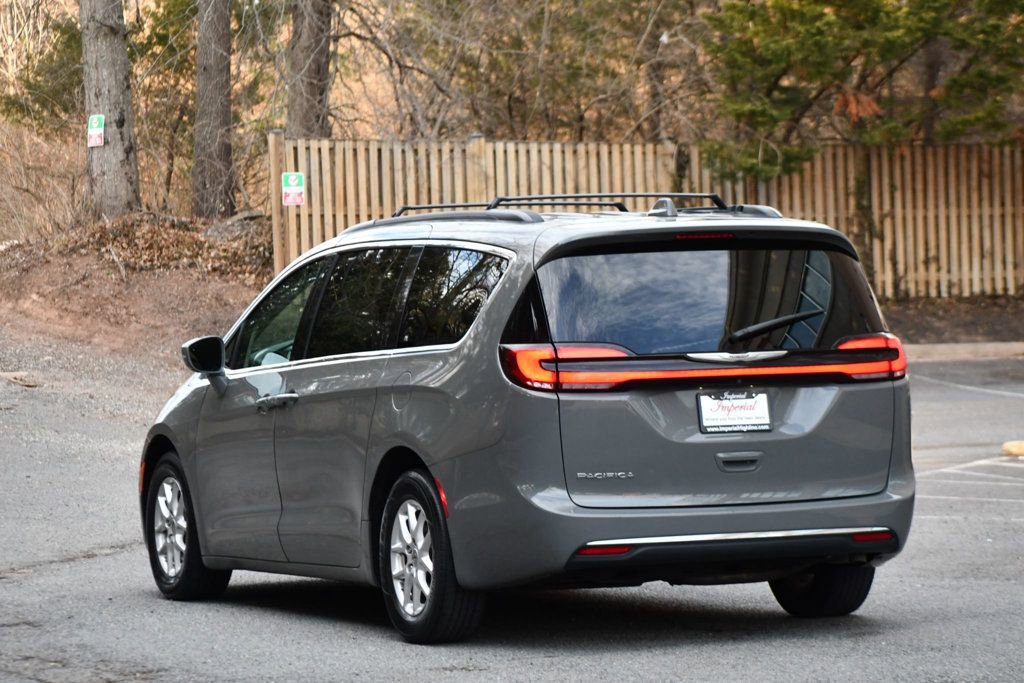 Used 2022 Chrysler Pacifica Touring-L image 5